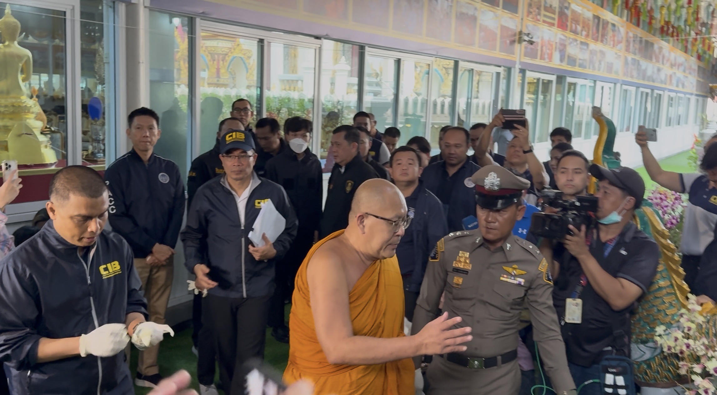 "บิ๊กเต่า" นำทีมค้นกุฏิเจ้าอาวาสวัดไร่ขิง เอี่ยวพนัน เงินวัดหาย 300 ล้าน