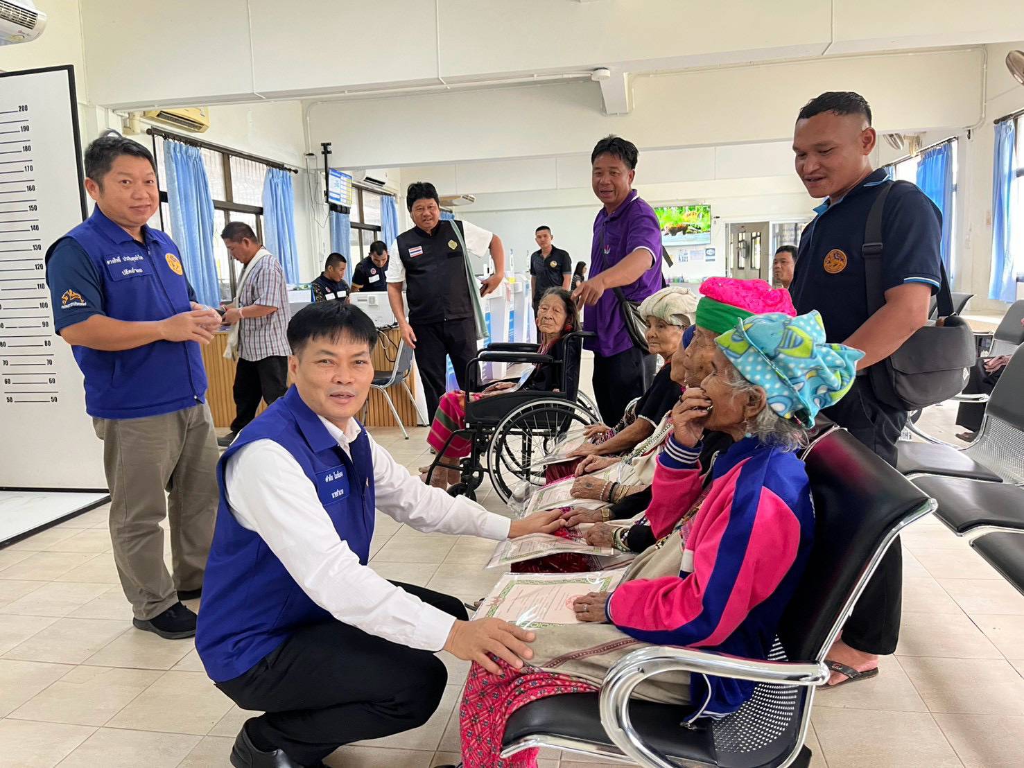 สิ้นสุดการรอคอย 94 ปี! นายอำเภอสบเมย คืนสัญชาติไทย 5 คุณยายชนเผ่าตกหล่น ได้บัตรประชาชน-สิทธิรัฐเต็มร้อย