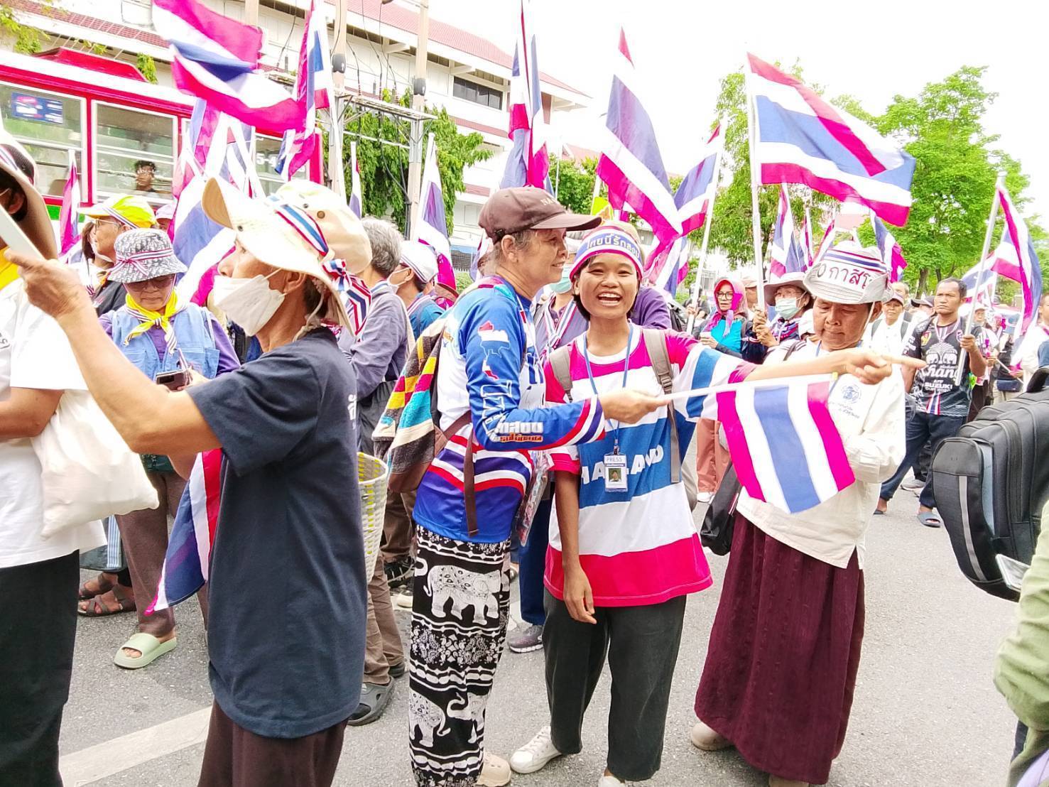 เริ่มปิดการจราจรแล้ว! บริเวณหน้าเวทีมวลชน "รวมพลังแผ่นดินฯ" ที่อนุสาวรีย์ชัยฯ 