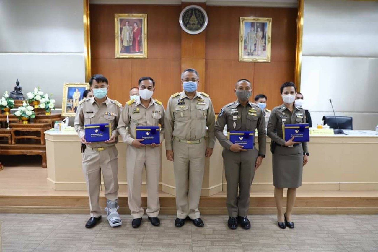 ผู้ว่าฯ สุราษฎร์ธานีมอบประกาศเกียรติบัตรแก่ข้าราชการพลเรือนดีเด่น ประจำปี 2562 ระดับประเทศและระดับจังหวัด 