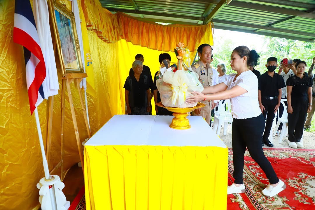 โปรดเกล้าฯ ผู้ว่าตรังเชิญตะกร้าสิ่งของพระราชทานมอบแก่ญาติจนท.ตำรวจภูธรกรงปินังที่เสียชีวิต