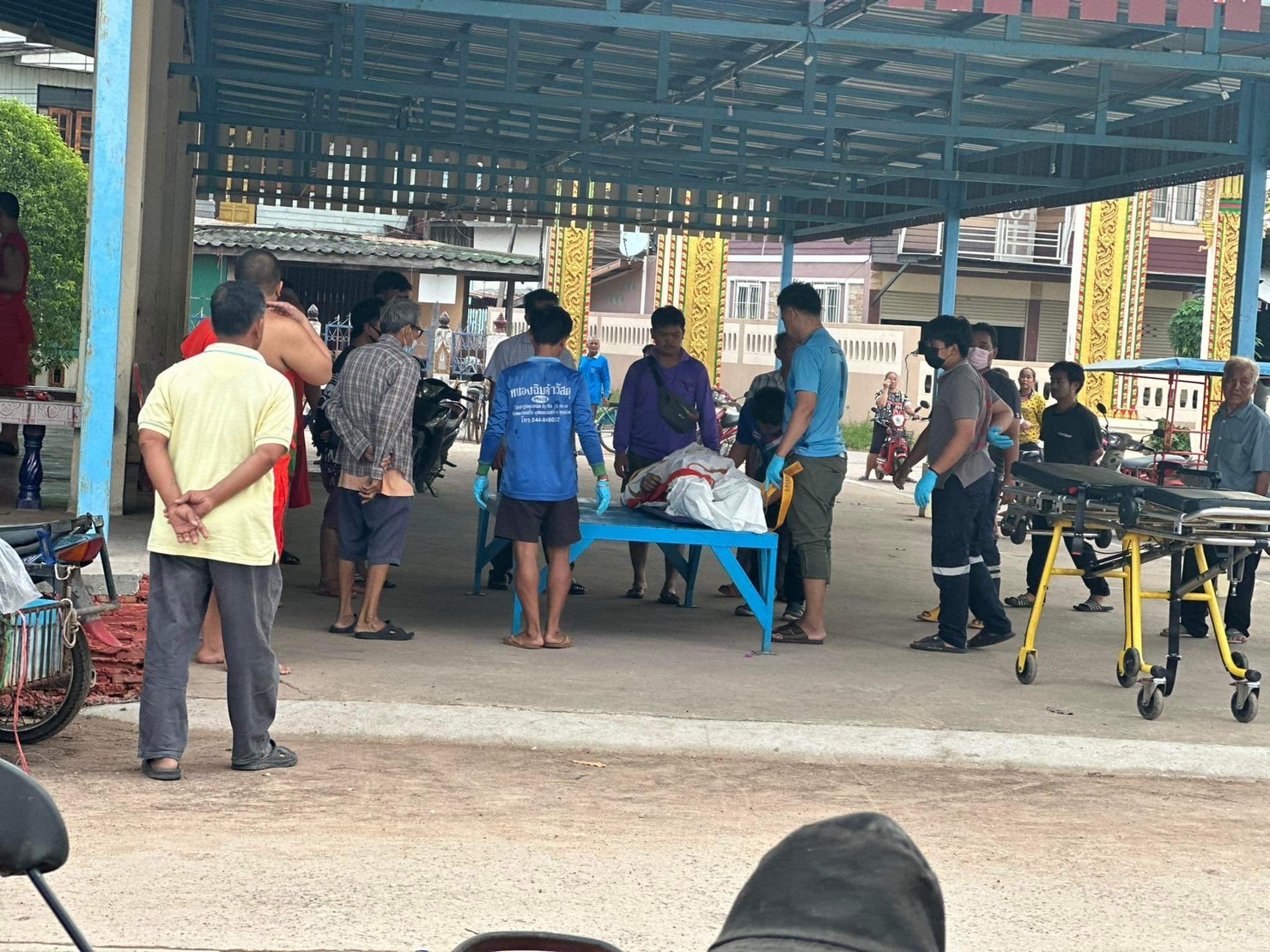 ญาติโยมร่ำไห้ระงมหลัง'พระครูเจ้าอาวาส' วัดชัยชนะวิหาร ใช้เชือกไนล่อนผูกคอตัวเองจนมรณภาพคากุฏิ 