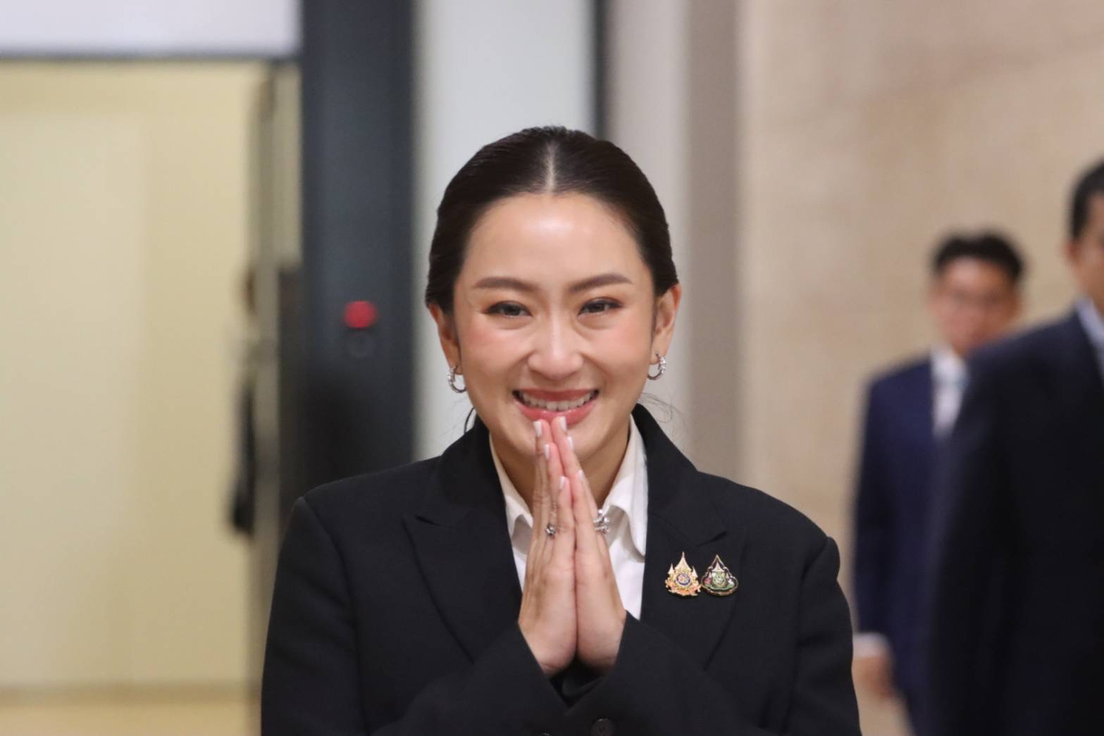 แฟนคลับโผล่มอบดอกกุหลาบให้กำลังใจ "นายกฯอิ๊งค์" บอกวันนี้หมดแรง! ไปเจอกันที่เชียงรายพรุ่งนี้