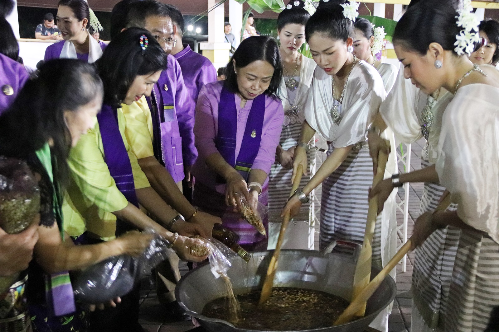 "ม.พะเยา-ทม.พะเยา" จับมือเครือข่าย13ชุมชน จัดพิธีกวนข้าวทิพย์ถวายพระเจ้าตนหลวง