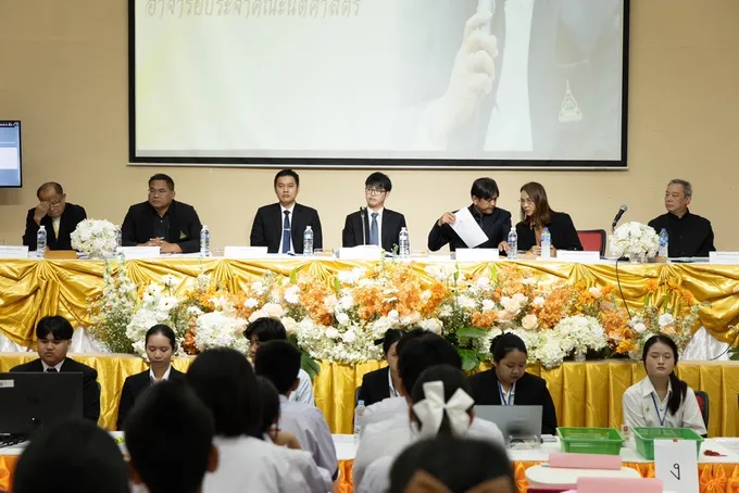 นิติศาสตร์ ม.อุบลฯ จัดแข่งตอบปัญหากฎหมายวันรพี “แก่นนครวิทยาลัย” คว้าแชมป์ 89 ทีม