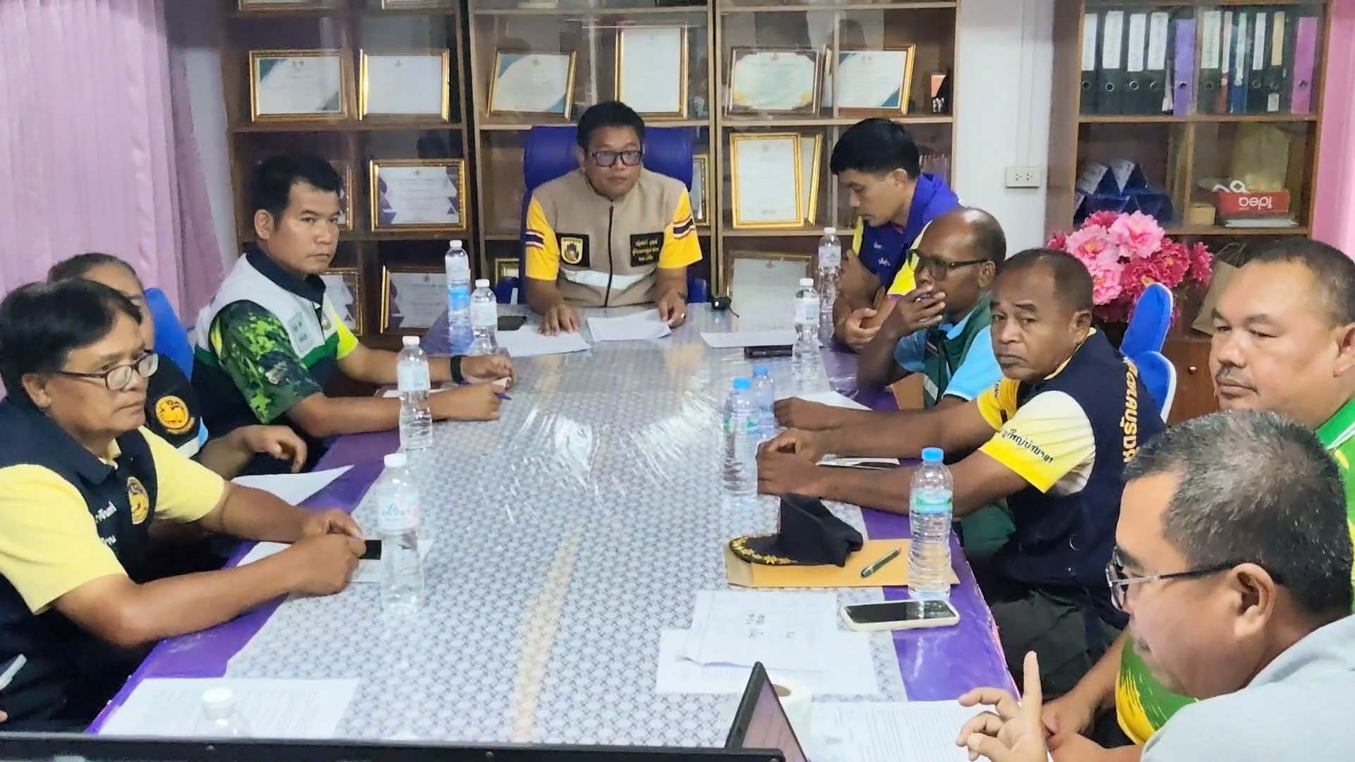 นายก อบต.บักได ประชุมเยียวยาครอบครัว ลุงวัย 61 ปี ที่ช็อคเสียชีวิตระหวางหนีสงคราม ส่วนโดรนปริศนา ยังคงบินว่อน