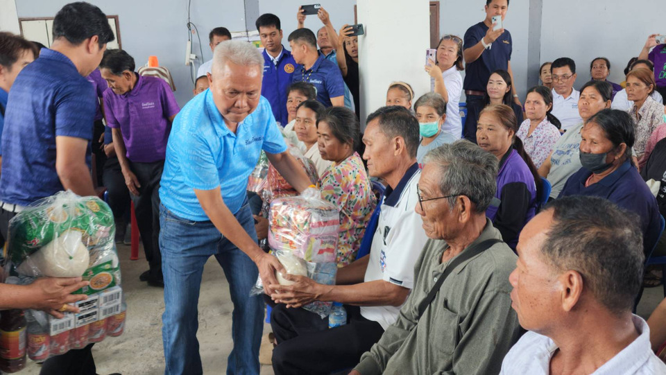 "โสภณ"แจกถุงยังชีพ3อำเภอบุรีรัมย์ ชงแก้ระเบียบเยียวยาน้ำท่วมไม่เป็นธรรม