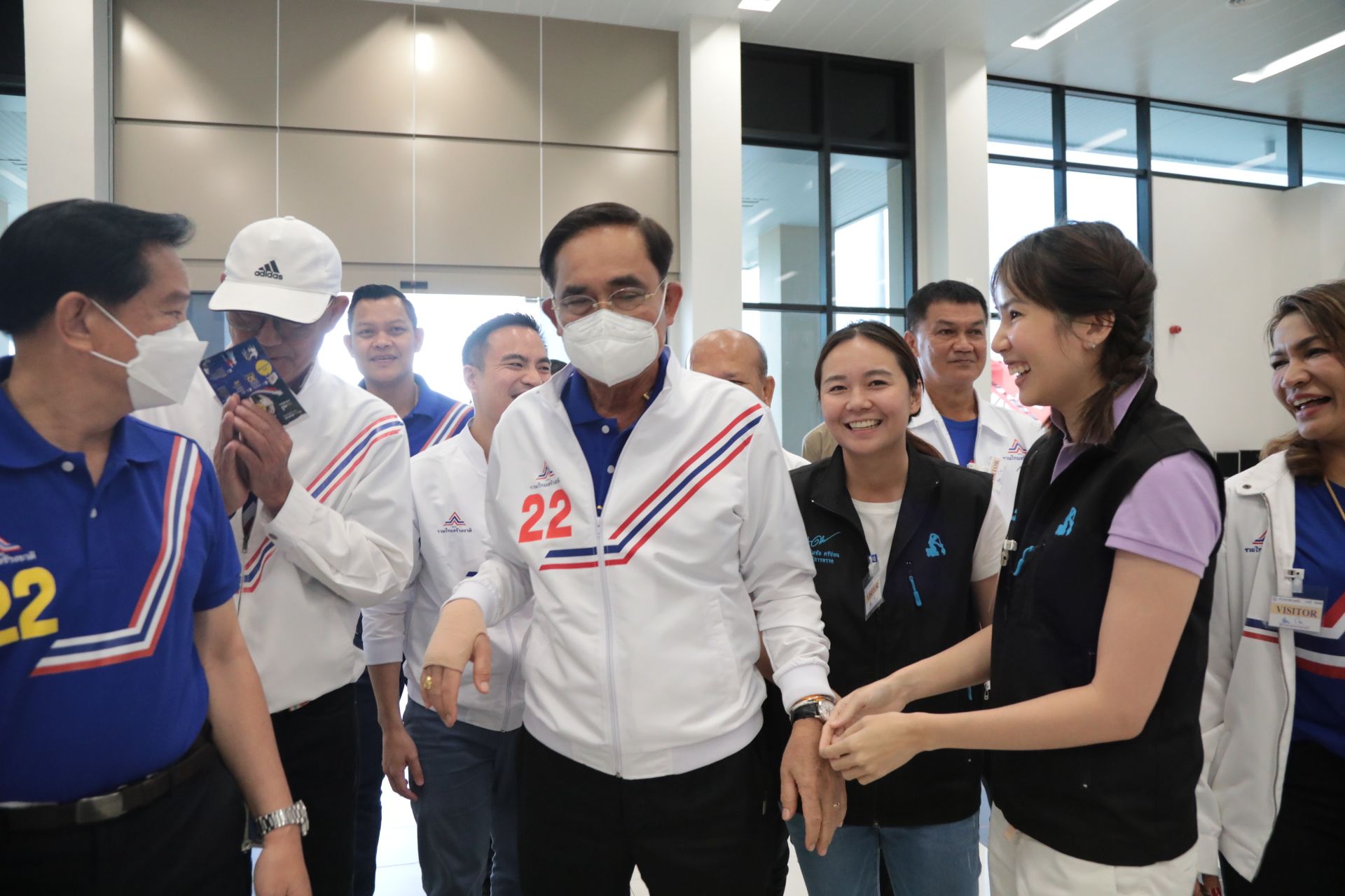 "ตั๊น จิตภัสร์" เจอ "ลุงตู่" กลางสนามบินตรัง ทักทายชื่นมื่น 