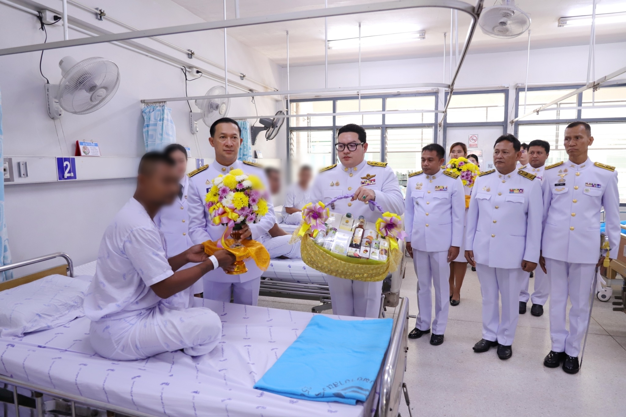 ในหลวง-พระราชินี โปรดเกล้าฯ ให้ผู้ว่าฯนราธิวาส เชิญแจกันดอกไม้และตะกร้าสิ่งของพระราชทาน มอบให้แก่กำลังพลที่ได้รับบาดเจ็บจากเหตุการณ์ความไม่สงบ