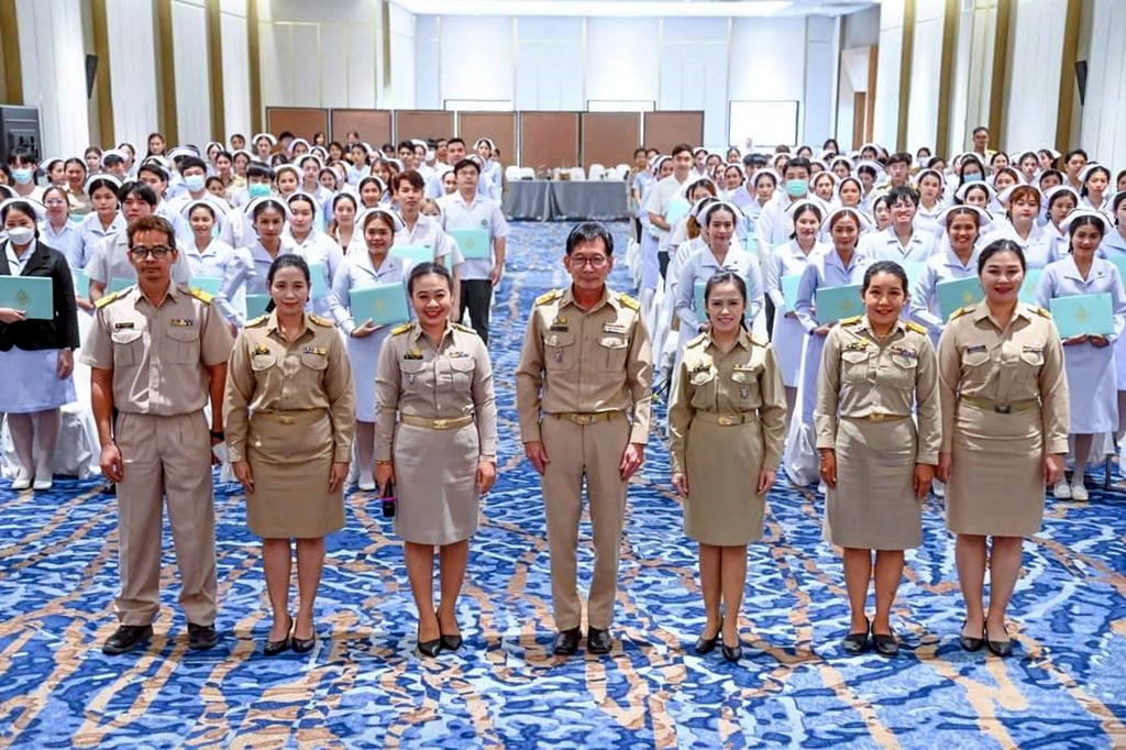 รอง สสจ.กาญจนบุรี มอบใบประกาศนียบัตรแก่ผู้สำเร็จการอบรมหลักสูตร "การเป็นข้าราชการที่ดี"