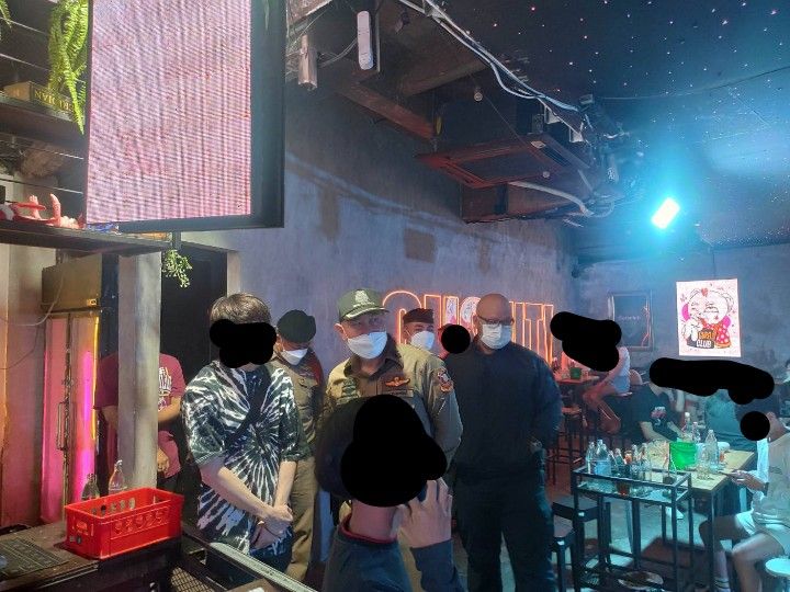 ตำรวจอุตรดิตถ์คุมเข้มสถานบันเทิงตรวจอาวุธ-ยาเสพติดสนองนโยบายรัฐบาล