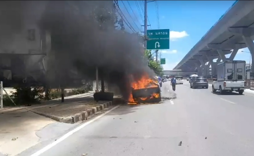 กระบะบรรทุกแบตเตอรี่เก่าเกิดเพลิงลุกไหม้หน้าห้างดังย่านพระราม2 วอดทั้งคัน 