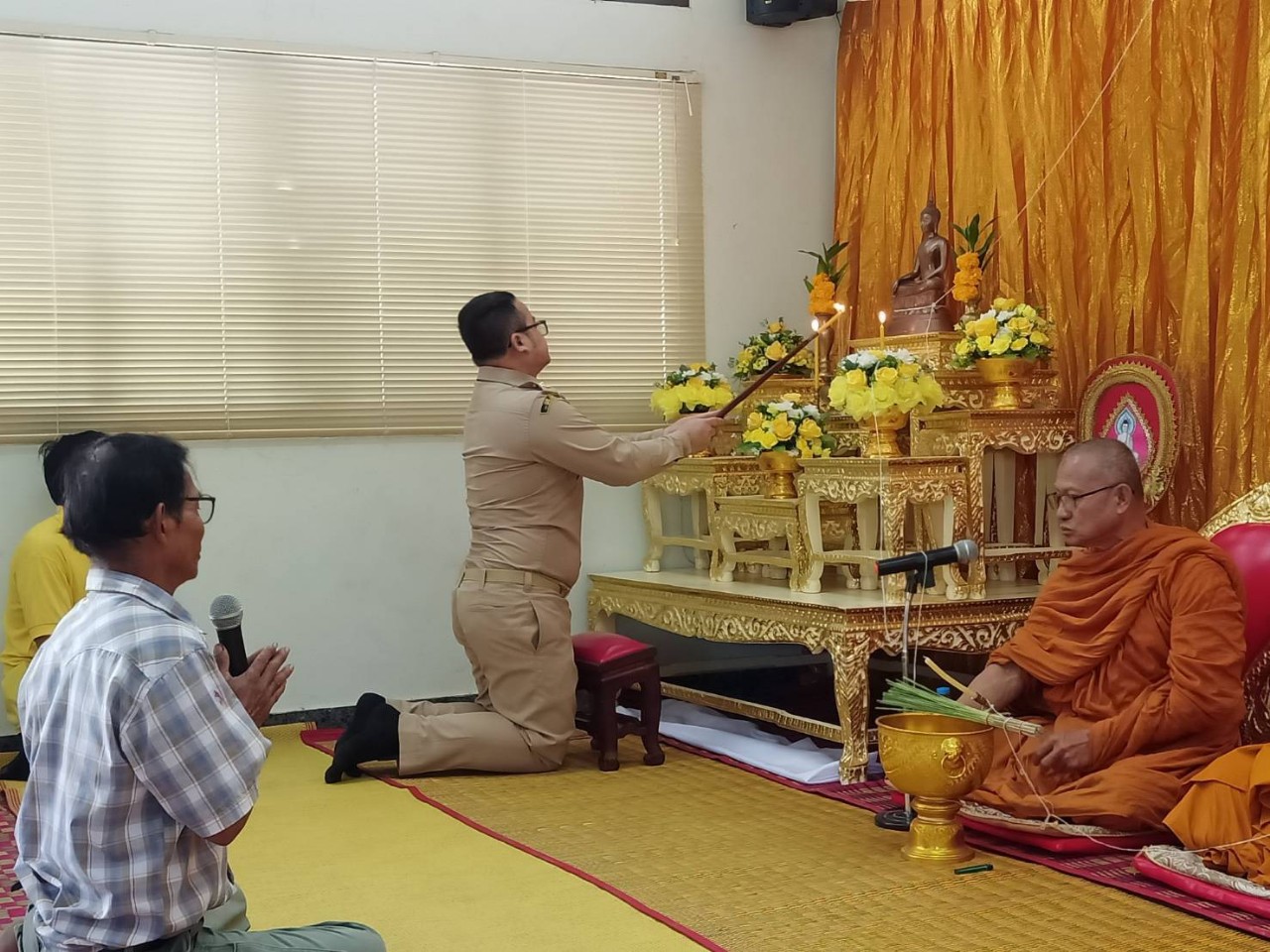 นายอำเภอห้วยคตประธานในพิธีทำบุญที่ว่าการอำเภอห้วยคต