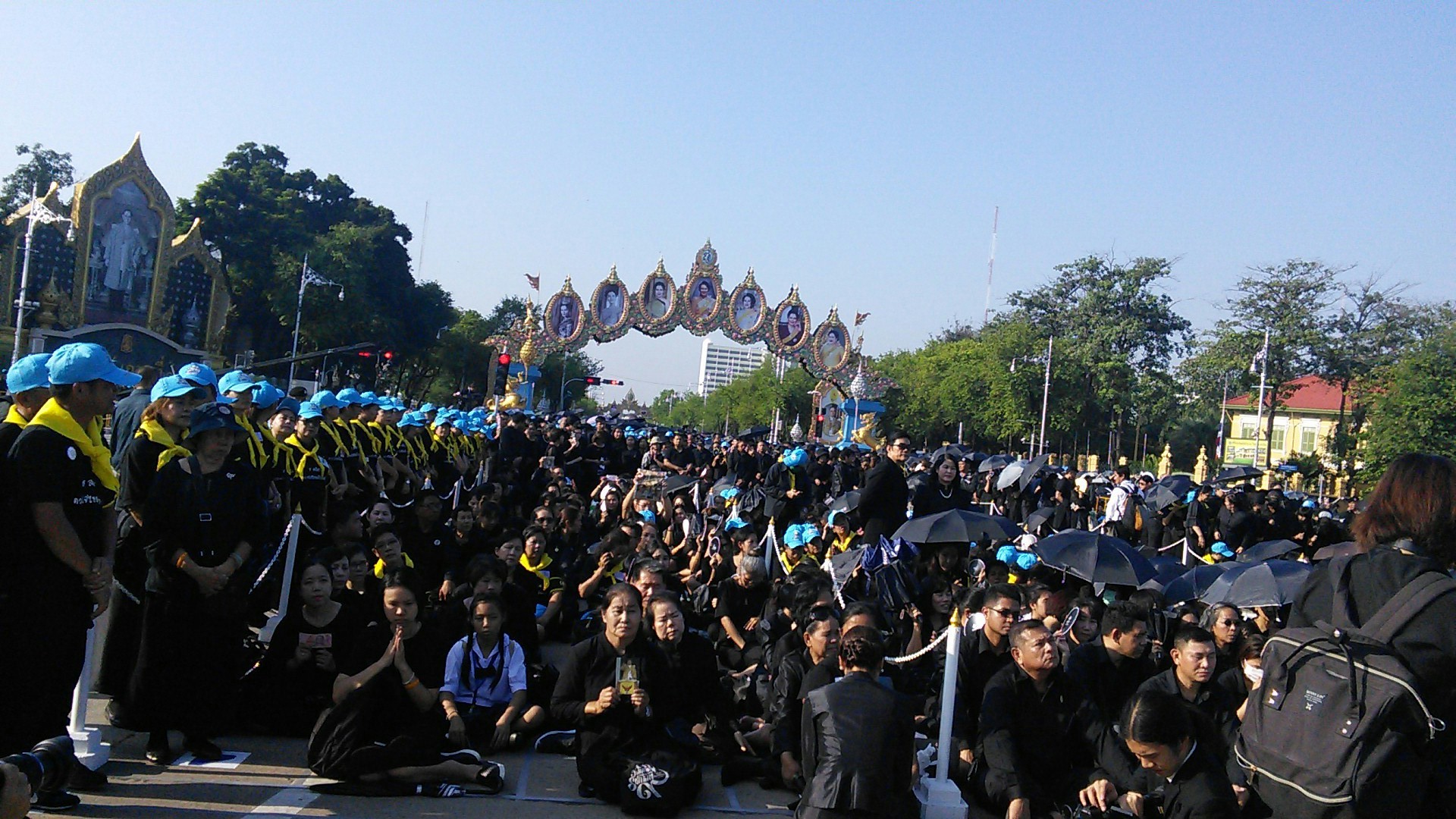 ปชช.ร่วมถวายดอกไม้จันทน์ที่พระลานพระราชวังดุสิตแน่น
