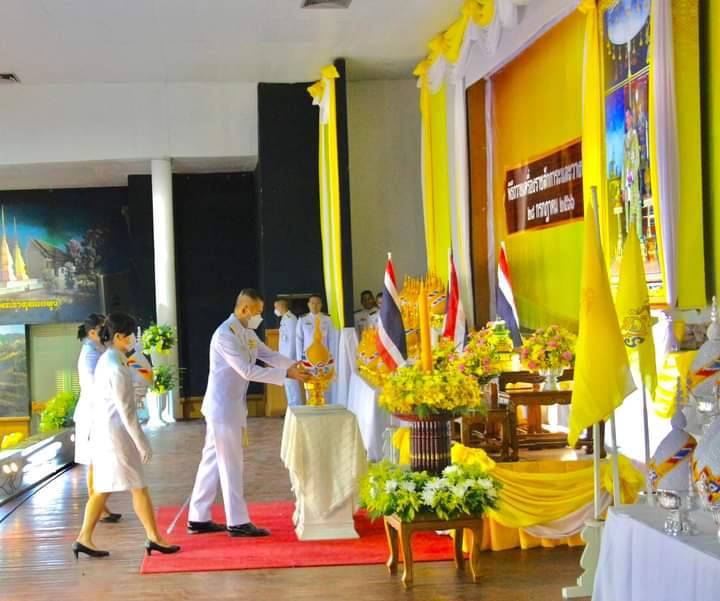 ผู้การตำรวจแพร่ ร่วมพิธีถวายเครื่องราชสักการะและวางพานพุ่มและพิธีจุดเทียนถวายพระพรชัยมงคล เฉลิมพระเกียรติพระบาทสมเด็จพระเจ้าอยู่หัว   