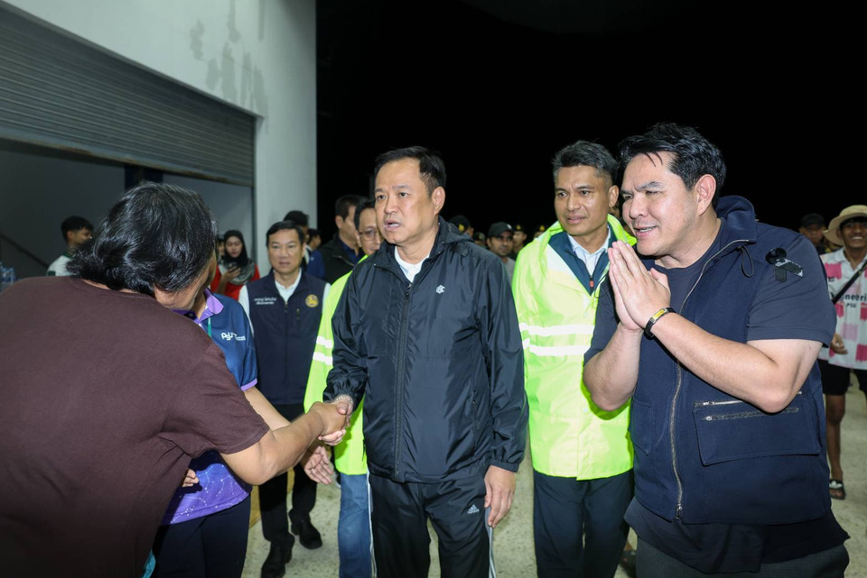 "สุรศักดิ์" ควง "นายกฯ" ลงพื้นที่สงขลา สั่ง "ม.อ." แปลงศูนย์พักพิงเป็น “รพ.สนามฉุกเฉิน” เปิดโทรฟรี-ไวไฟฟรี ช่วยผู้ประสบภัยน้ำท่วม 
