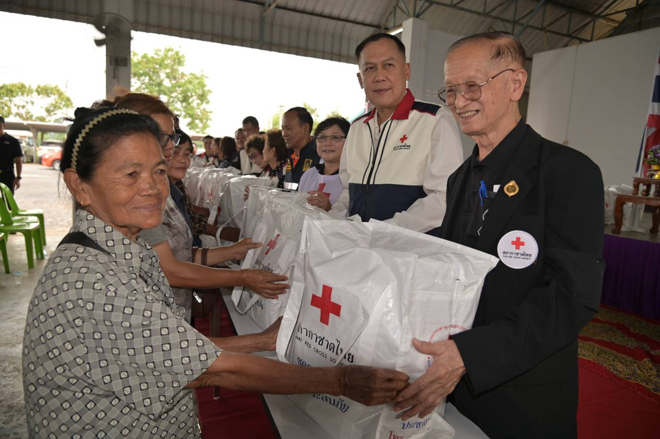 สภากาชาดไทย ลงพื้นที่ช่วยผู้ประสบวาตภัยค่ายบางระจัน มอบชุดธารน้ำใจบรรเทาความเดือดร้อน
