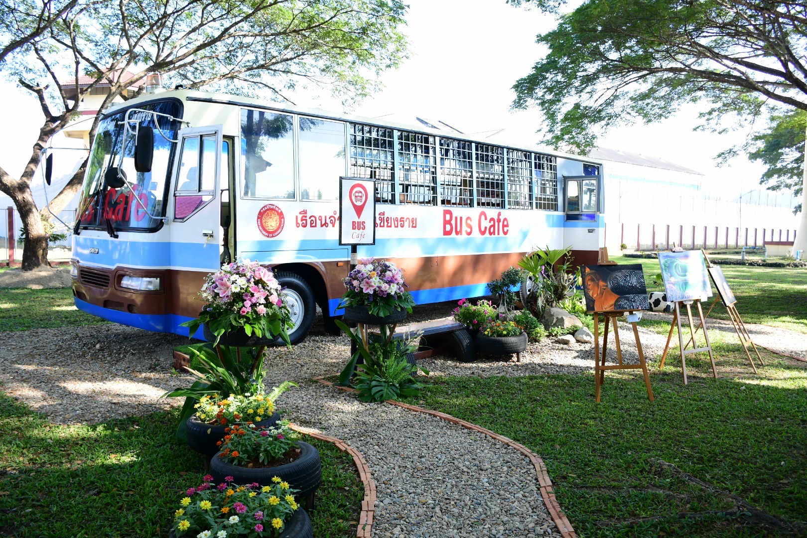 “กาแฟรถบัสเรือนจำกลางเชียงราย” ส่วนต่อขยาย หับเผยคาเฟ่ by กลางเชียงราย” นั่งจิบกาแฟบนรถบัสเรือนจำ อายุการใช้งานกว่า 20 ปี 