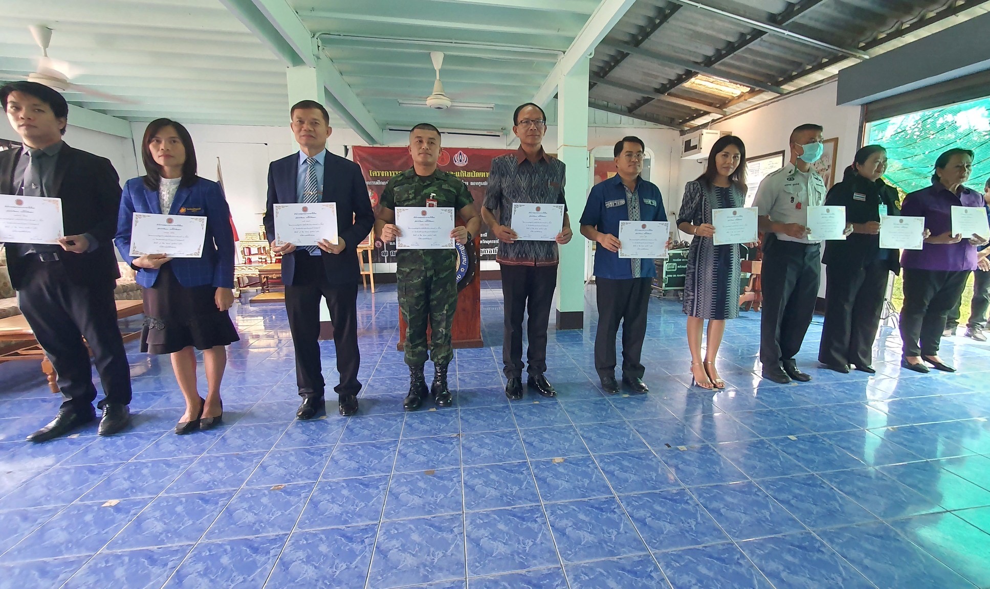 จ.อุดรธานี มอบใบประกาศนียบัตรผู้ผ่านการฝึกอบรมอาชีพของศูนย์ฟื้นฟูสภาพทางสังคม