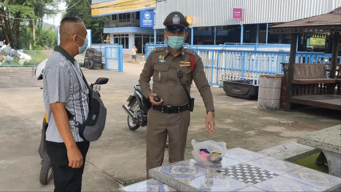 สุนัขพันธุ์ไทยแสนรู้คาบยาบ้า 2 พันเม็ดเข้าบ้าน เจ้าของบ้านตื่นมาพบแจ้งตำรวจ สภ.เมืองอุดรธานีมาตรวจสอบ