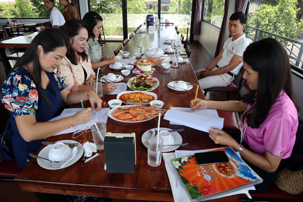 พาณิชย์ร้อยเอ็ด ลงพื้นที่ตรวจประเมินร้านอาหาร ขอรับตราสัญลักษณ์ "Thai Select"