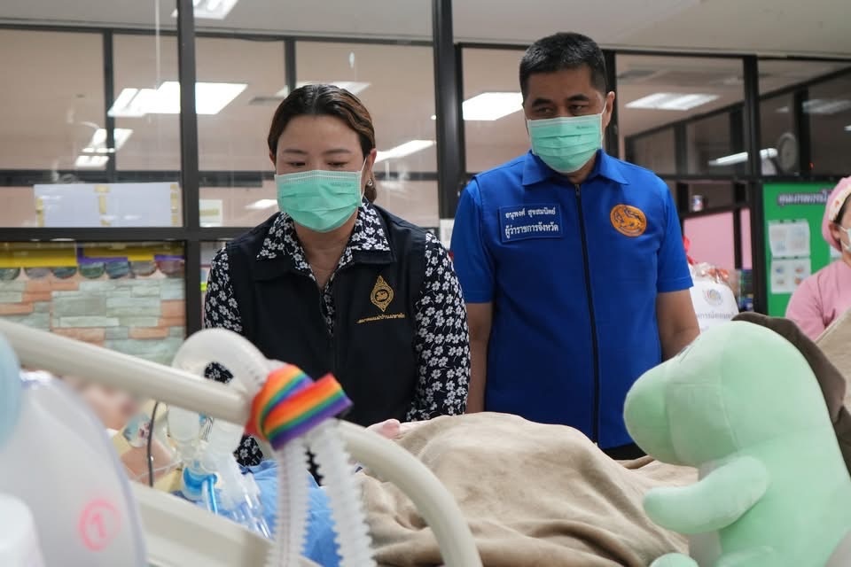 ผู้ว่าฯศรีสะเกษเยี่ยมผู้ป่วยในพระบรมราชานุเคราะห์ จากเหตุการณ์ความไม่สงบแนวชายแดนไทย-กัมพูชา    