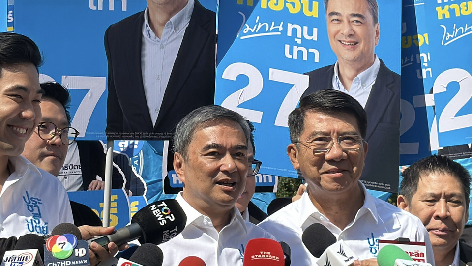 “อภิสิทธิ์” ยิ้มรับเบอร์ 27 ชี้สมพงษ์ตำแหน่งนายกฯคนที่ 27 ประกาศเดินหน้า “เปลี่ยนประเทศ”