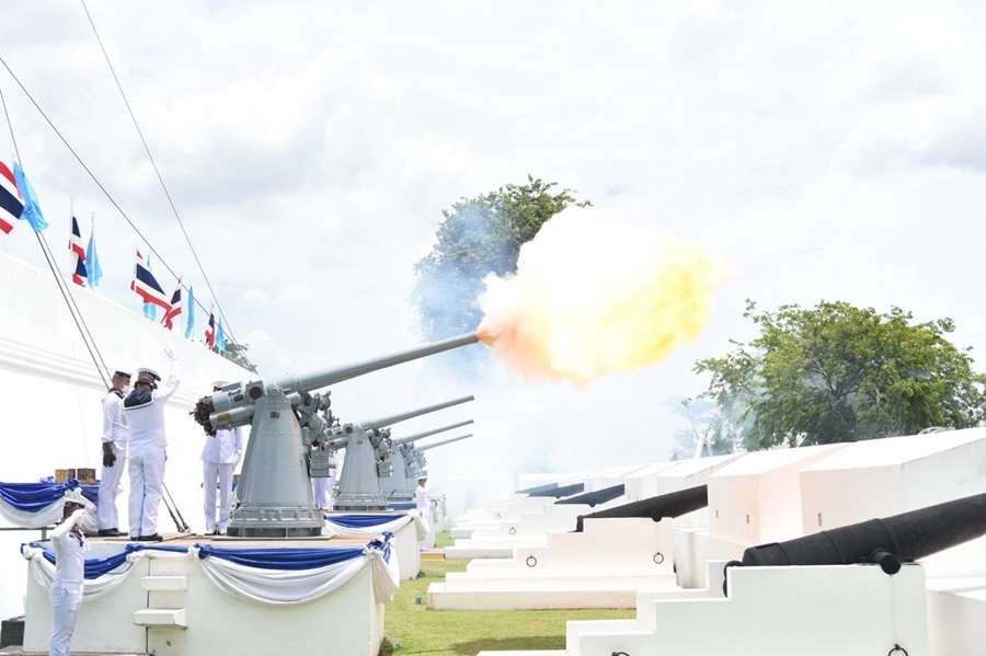 กองทัพเรือยิงสลุตหลวง 21 นัด เฉลิมพระเกียรติสมเด็จพระบรมราชชนนีพันปีหลวง 