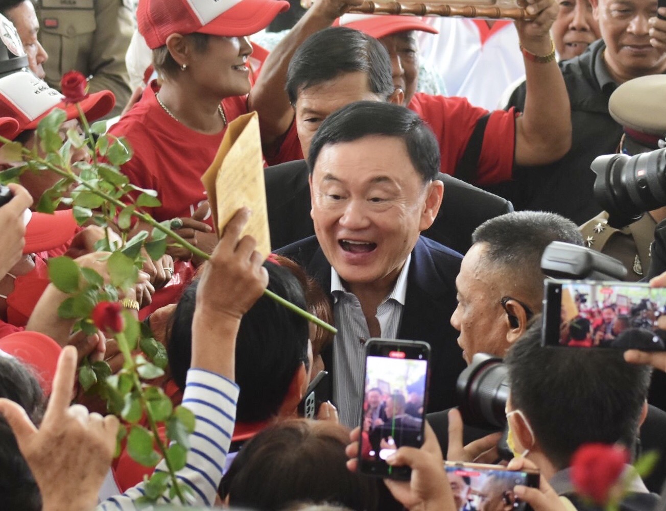 "เพื่อไทย" สุดคึกคัก ! "อุ๊งอิ๊ง-รมต." รอต้อนรับ "ทักษิณ" ​เข้าพรรค "คนเสื้อแดง" พรึ่บกรูมอบดอกไม้ เข้าสวมกอด 