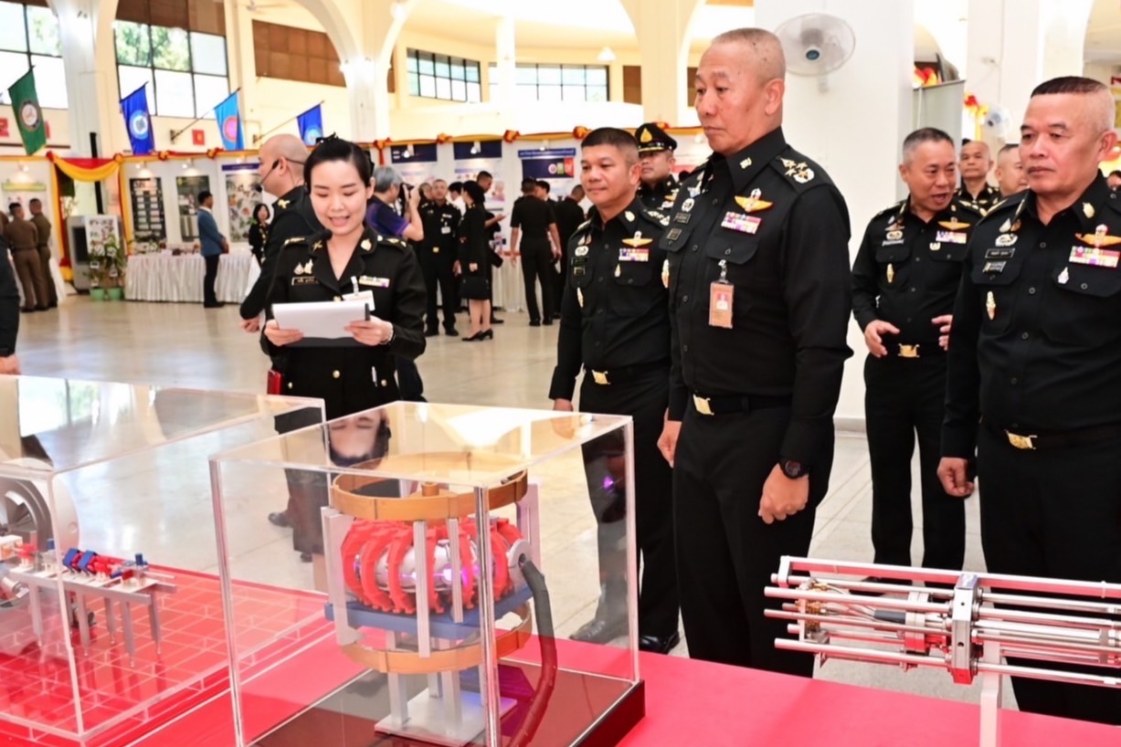 ผบ.ทบ.เยี่ยมชมผลงานวิจัยนักเรียนนายร้อยพร้อมร่วมแลกเปลี่ยนเรียนรู้ขับเคลื่อนสู่กองทัพบกที่ทันสมัย 