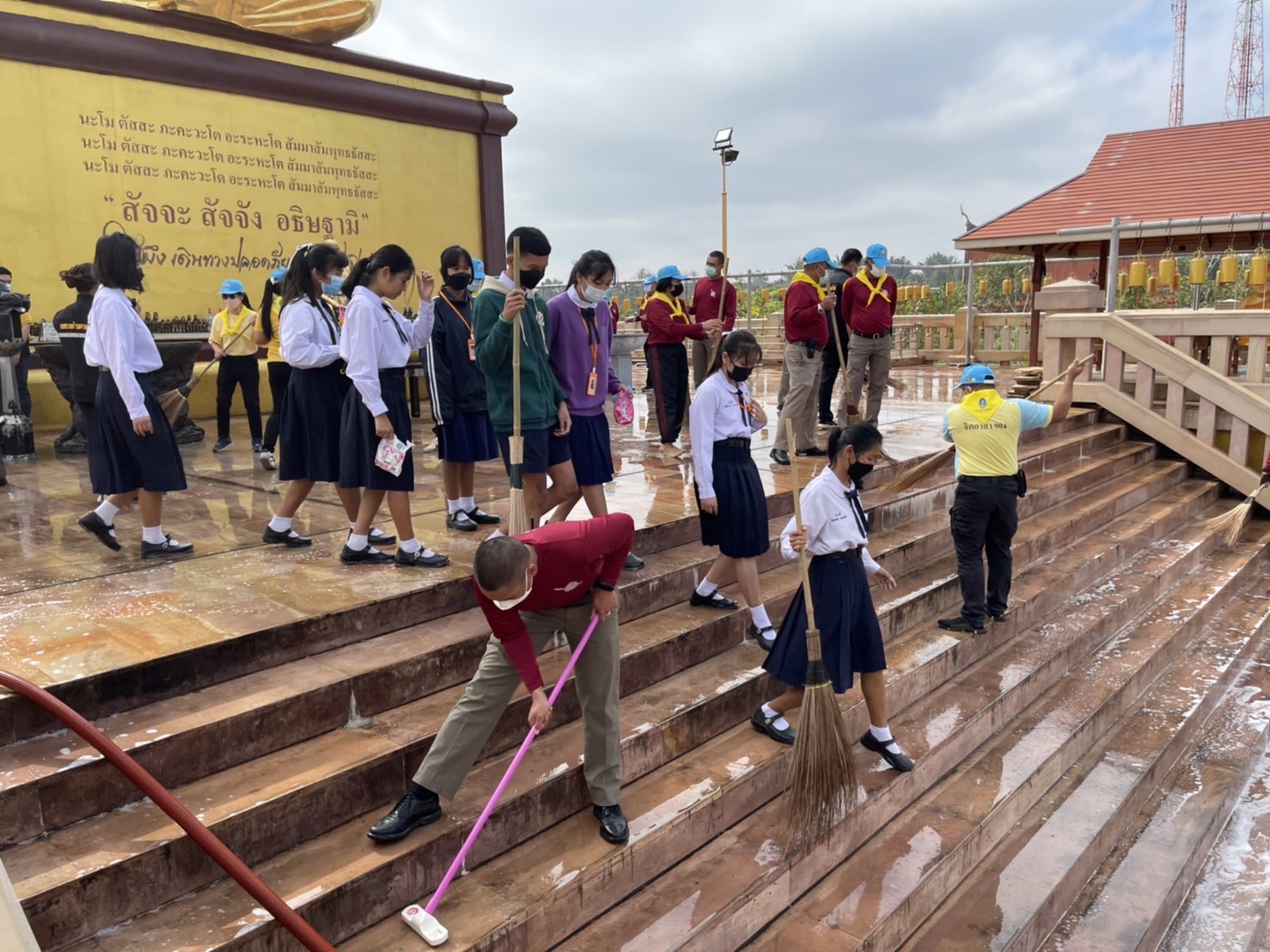 จิตอาสา ทล.นม. รวมพลัง Big Cleaning  ลานหลวงพ่อคูณองค์ใหญ่วังน้ำเขียวรับปีใหม่