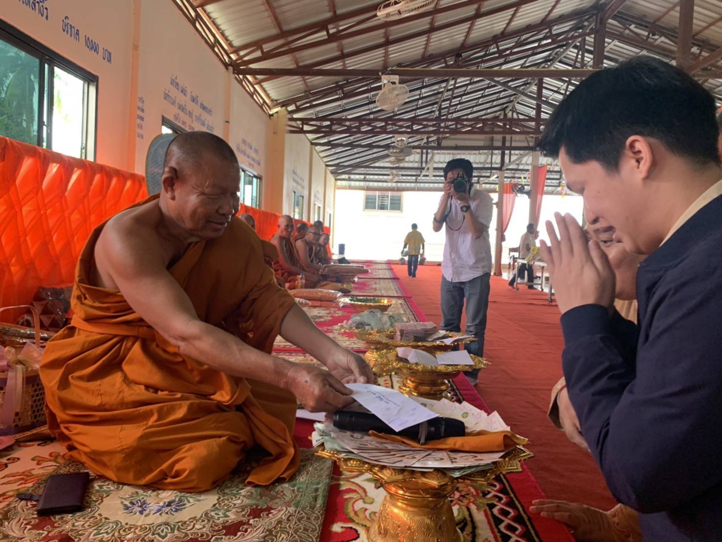 "เอกรัฐ"ร่วมงานกฐินอำเภอจังหารอยากเป็นเศรษฐีห้ามพลาดบุญนี้มีแค่ปีละครั้ง 
