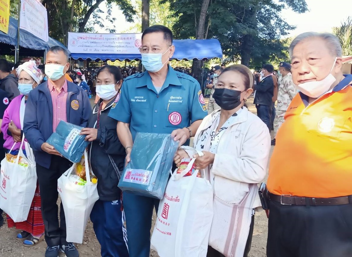 มูลนิธิป่อเต็กตึ๊งมอบผ้าห่มและเครื่องยังชีพต้านภัยหนาวแม่ฮ่องสอน 