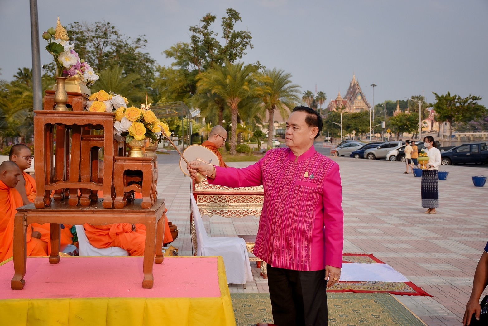 รองผู้ว่าฯร้อยเอ็ดนำพุทธศาสนิกชนร่วมทำบุญตักบาตรเช้าวันอาทิตย์ ณ ลานสาเกตนคร