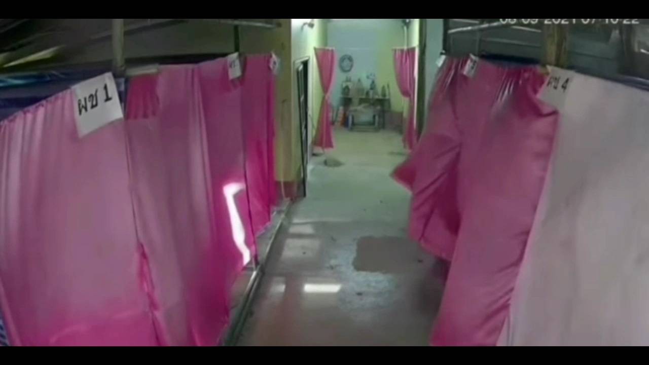 ระทึกฝนกระหน่ำ น้ำป่ากัดเซาะทำหินถล่มทับโรงพยาบาลสนาม ภักดีชุมพล