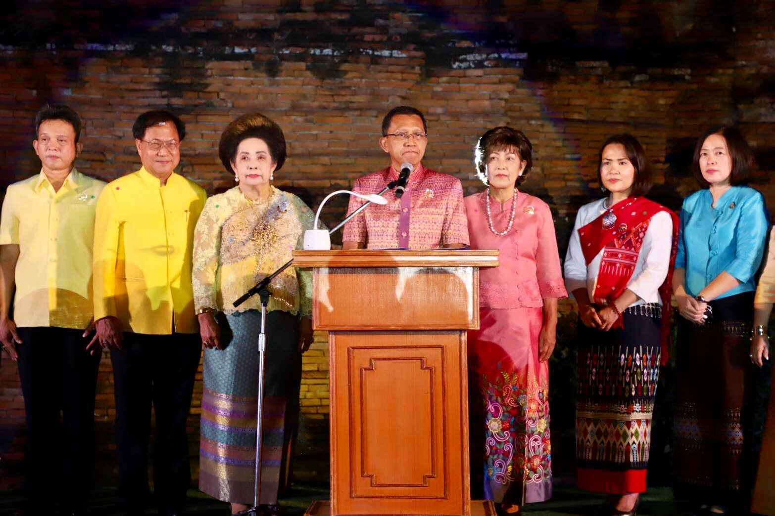 พ่อเมืองกรุงเก่า เปิดงาน “แต่งไทย ชมปราสาท ร่วมตักบาตรเทโว” 