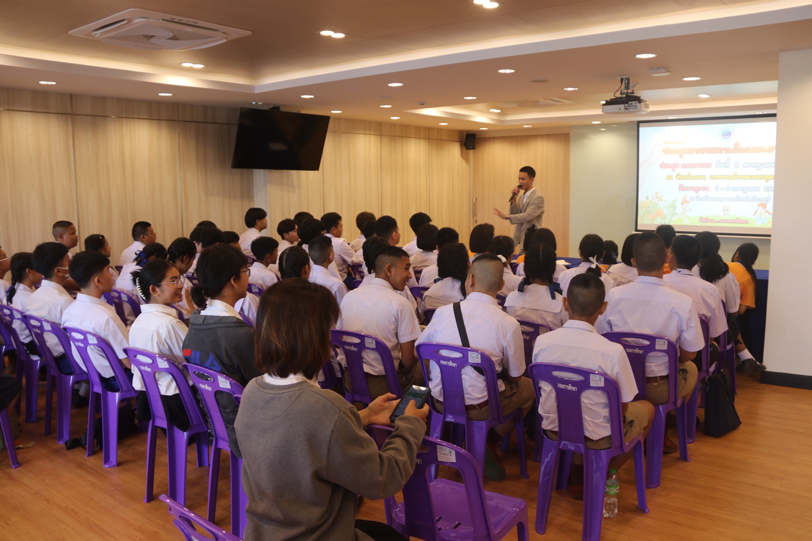 ทต.เขตรอุดมศักดิ์ มอบรางวัลประกวดภาพถ่าย "เยือนถิ่นทหารเรือ เที่ยวสุขใจในสัตหีบ"      