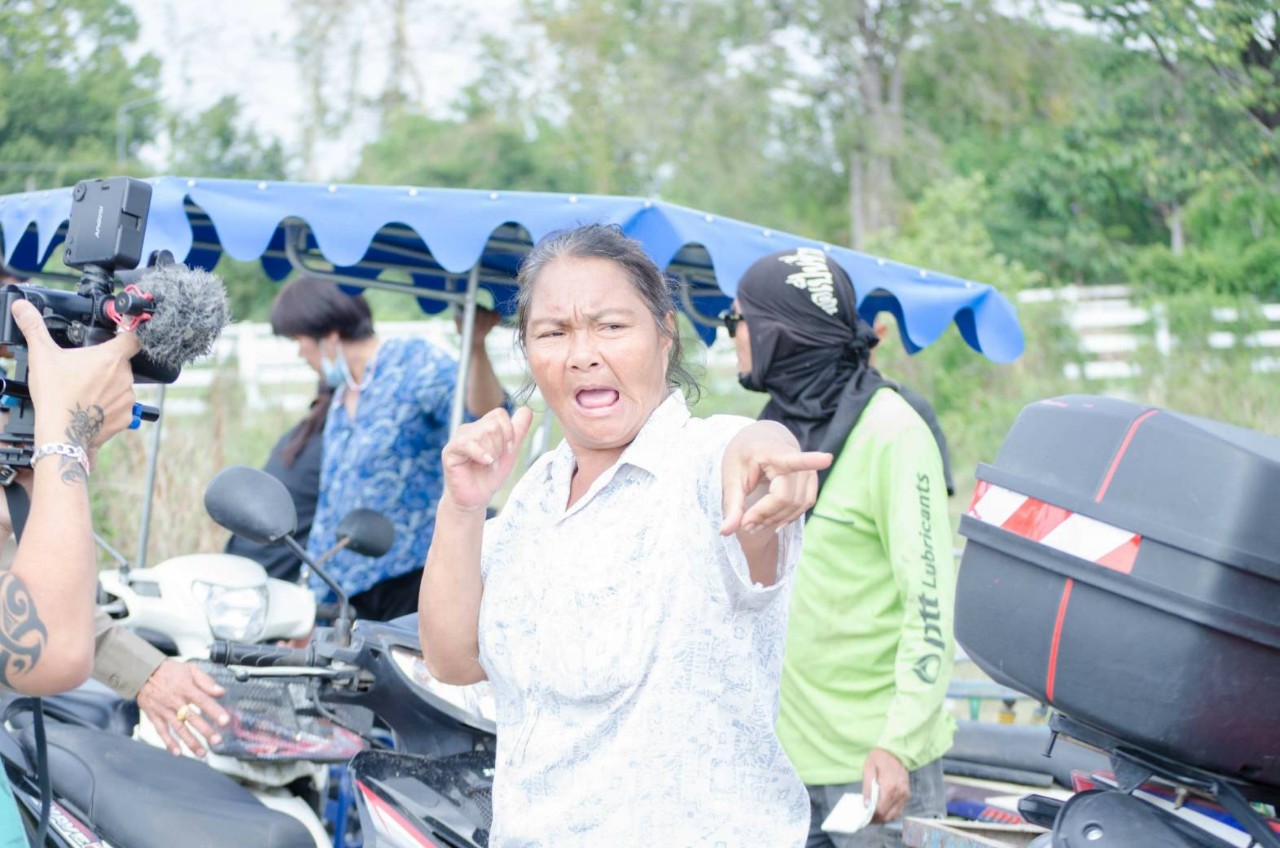 ชาวบ้านงมหาหอย ต้องตกใจพบลูกระเบิด รีบแจ้งตำรวจ