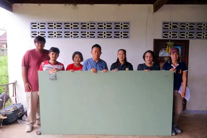 อบต.สายทองเร่งช่วยชาวบ้าน มอบวัสดุซ่อมบ้านผู้ประสบวาตภัย หลังพายุฝนถล่มเสียหาย