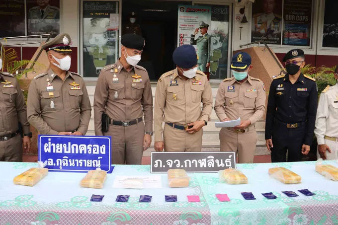 กาฬสินธุ์ซุ่มจับคาหนังคาเขายาบ้าซุกพงหญ้า 36,000 เม็ด