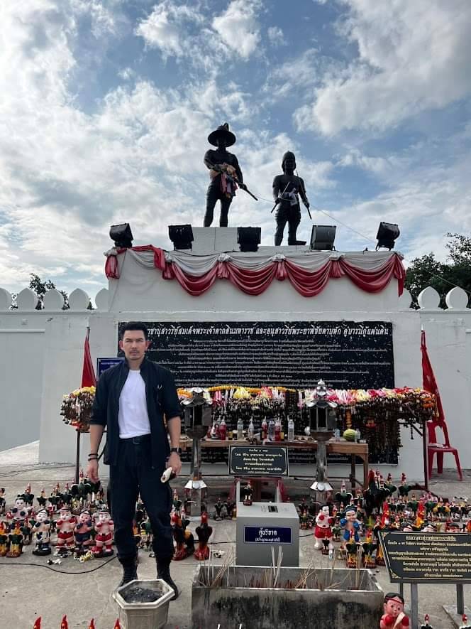 " อั้ม  อธิชาติ  ชุมนานนท์ "  นักแสดงหนุ่ม กราบสักการะดวงพระวิญญาณสมเด็จพระเจ้าตากสินมหาราช