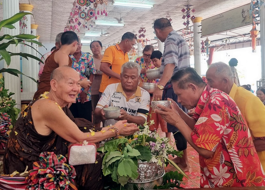 นายก ทต.โพนทอง นำลูกหลานสรงน้ำขอพร เพื่อสิริมงคลก่อนเดินทางกลับหลังสงกรานต์