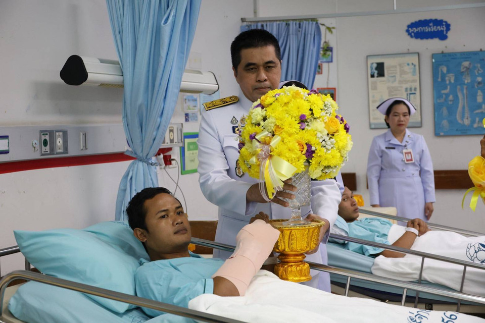 "ในหลวง"โปรดเกล้าฯผู้ว่าฯโคราช เชิญดอกไม้–ตะกร้าสิ่งของ เยี่ยมทหารบาดเจ็บเหตุชายแดนไทย–กัมพูชา  