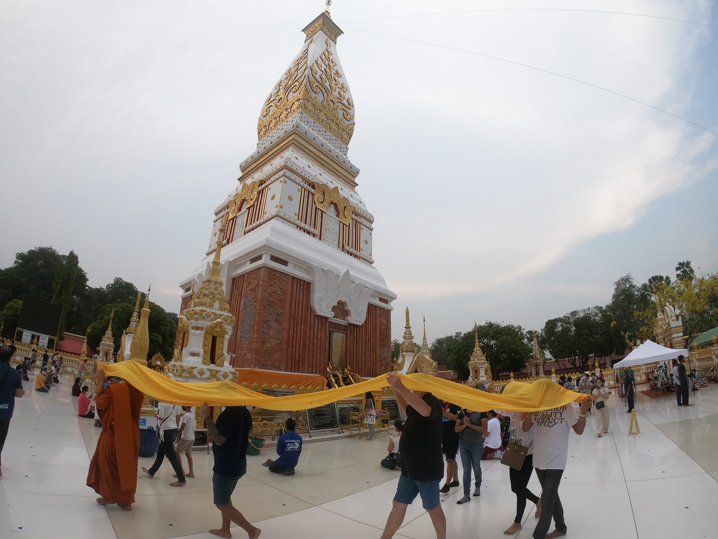 นครพนมชวนเที่ยวทำบุญใหญ่อีสานนมัสการองค์พระธาตุบูชาพระอุรังคธาตุ
