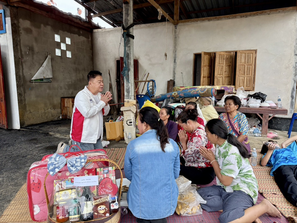กาฬสินธุ์สส.หมู วิรัชลุยช่วยเหลือให้กำลังใจครอบครัวผู้ประสบเหตุเพลิงไหม้บ้านแกเปะ