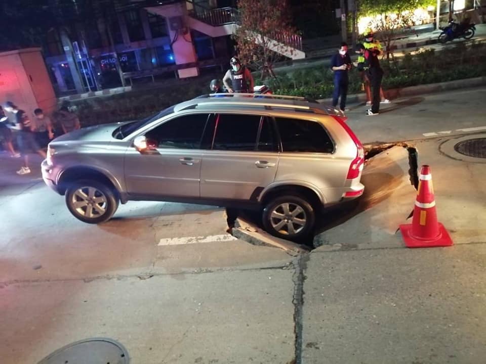 ระทึก! ถนนยุบ ปากซอยจรัญฯ82 รถตกลึกเมตรกว่า