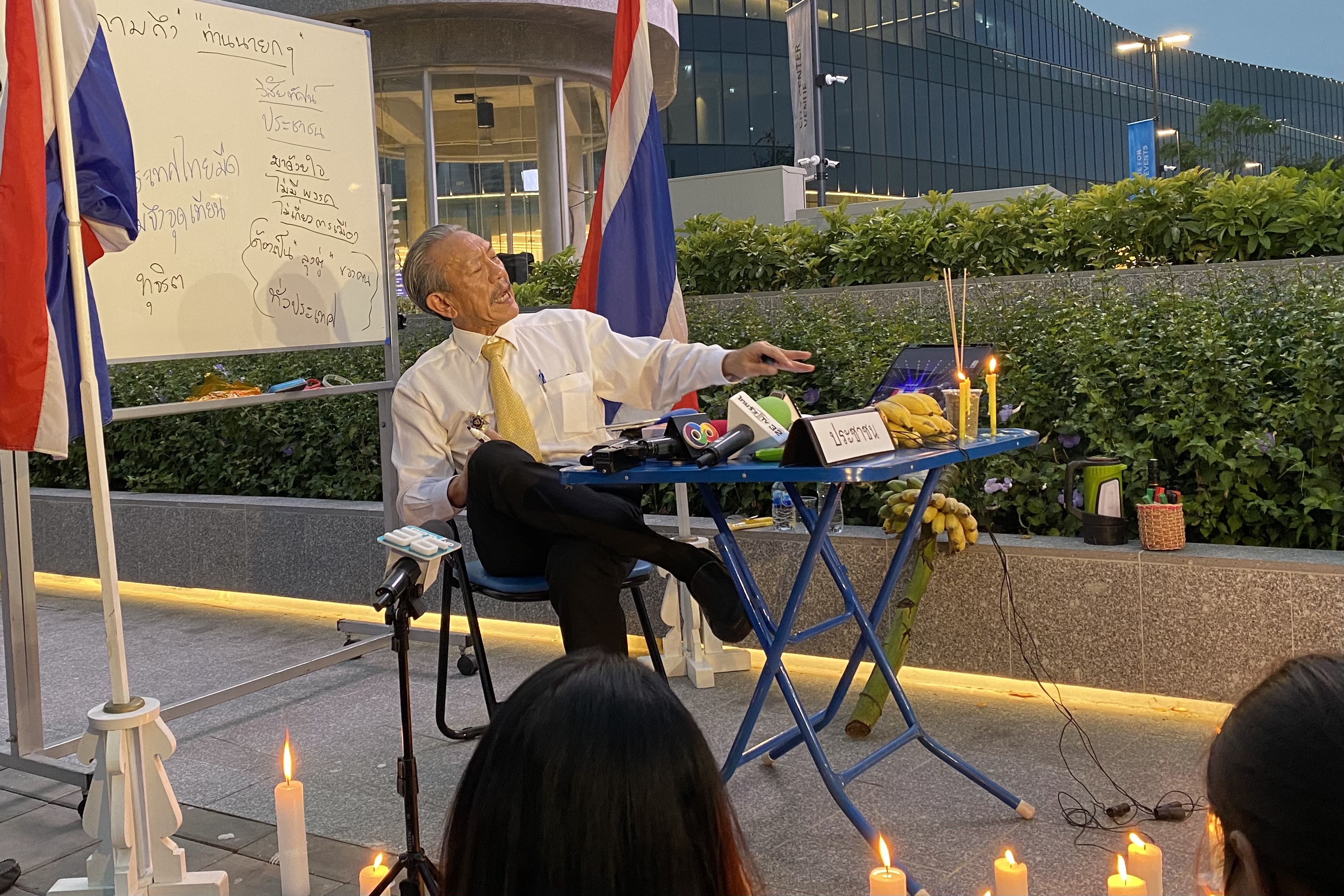 “ชูวิทย์”ตั้งโต๊ะจุดเทียน-แจกกล้วย ถามเรื่องทุจริต-ทุนจีนสีเทา“ประยุทธ์”หน้างานเปิดตัวเข้า“รทสช.”