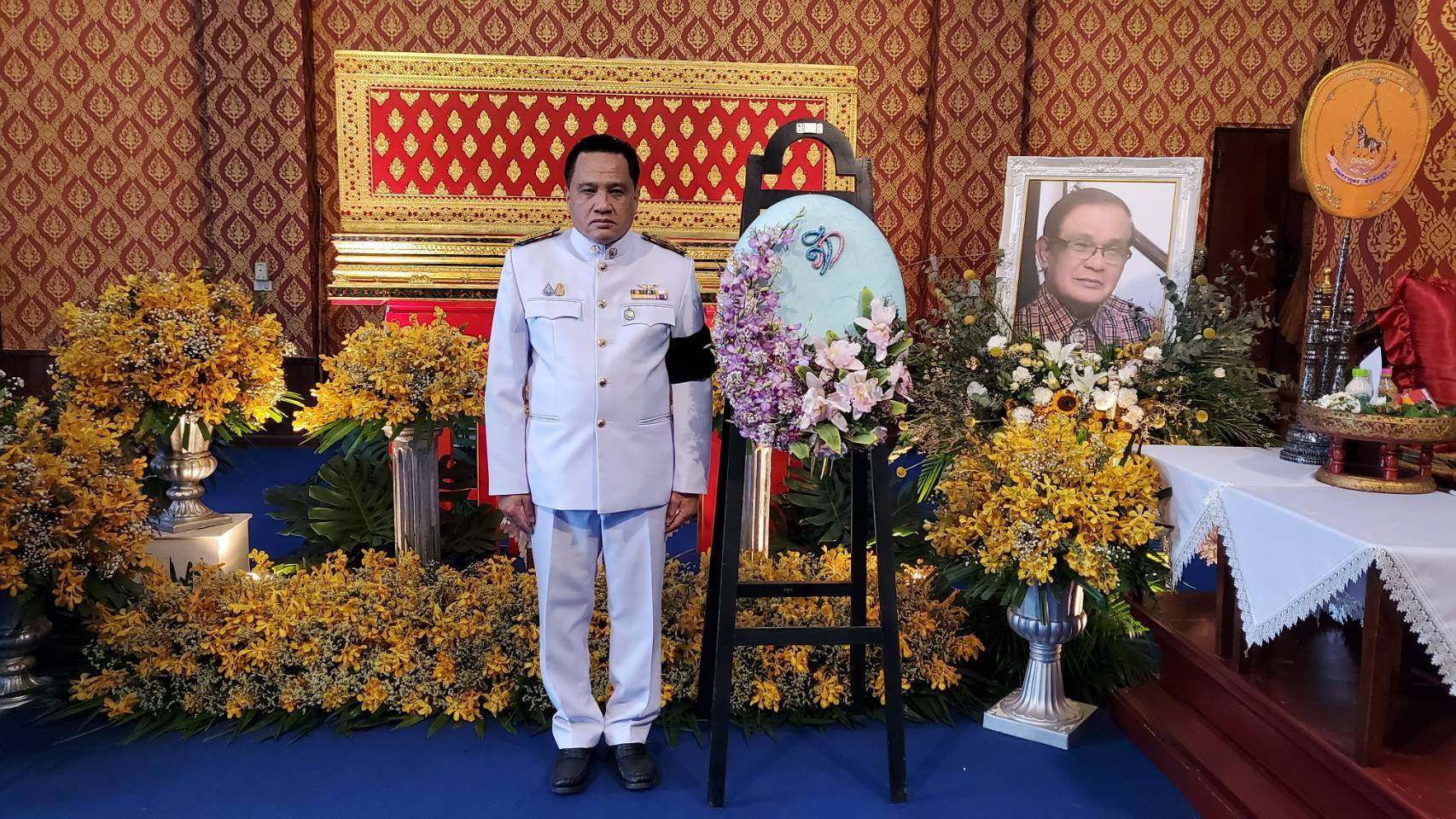 พระองค์เจ้าสิริภาจุฑาภรณ์ฯทรงประทานพวงมาลา  วางหน้าหีบศพ'ถวัลย์ ม่วงมัน'