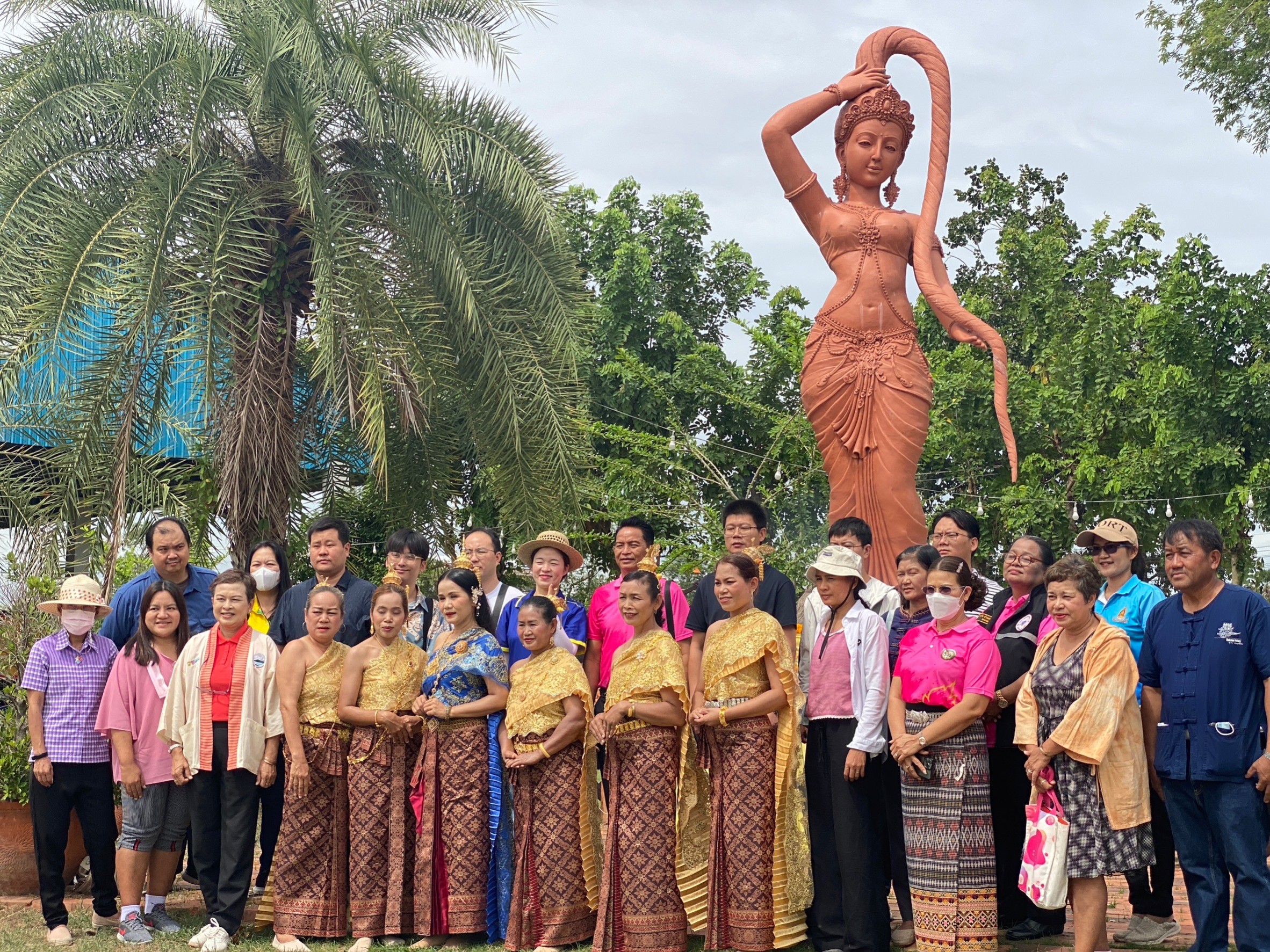 ม.ราชภัฏโคราชชวน นทท.จีน ผัสวิถีชีวิตชุมชนคนปั้นดิน ด่านเกวียน 