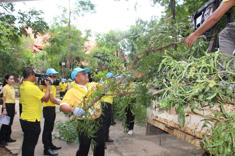 ผู้ว่าฯ ร้อยเอ็ด นำจิตอาสาพัฒนา ปรับภูมิทัศน์–ทำความสะอาดวัดฝั่งแดง ตามพระราชปณิธานในหลวง ร.10